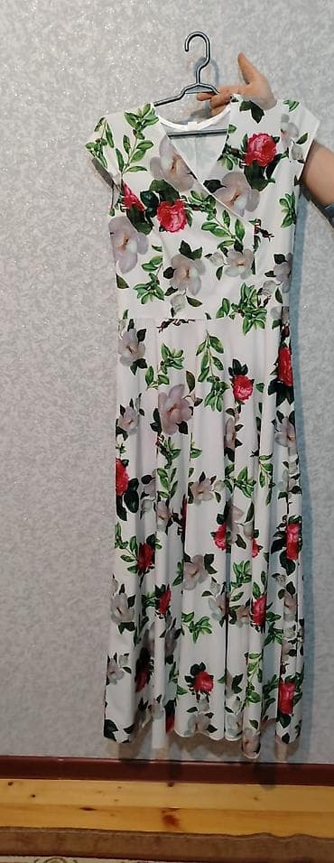 ağ don modelləri: Ağ əsaslı, çiçək printli qadın paltarı. - Dizayn: V formalı sinə — 1