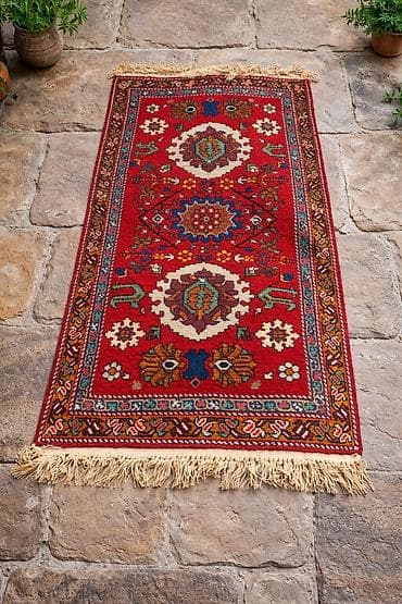 Qırmızı fonlu əl toxuması xalça - Klassik Şərq naxışları: mərkəzdə