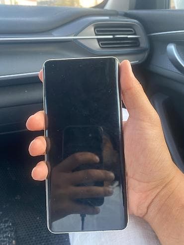 Smartfon – ağ krokodil teksturalı arxa qapaqlı, dairəvi kamera modullu
