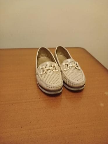 Qadın loafer ayaqqabıları - Rəng: açıq bej/krem - Üst hissə: deşikli