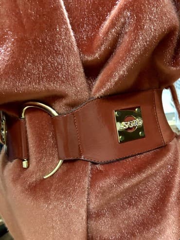 ремонт шуб: Lasagrada firmasinin shubasi . Əla vəziyyətdə. Çox gözəl oturur — 2