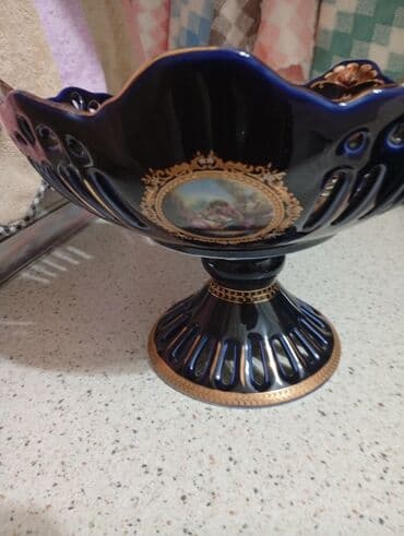 meyve ağacları: Nəfis bəzəkli, tünd göy rəngli bu meyvə qabı, mürəkkəb oyma detalları — 2