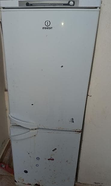 Indesit iki qapılı soyuducu satilir matorunda xirda problem var — 1