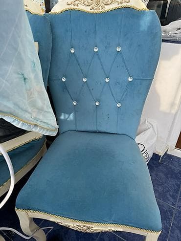 Stul oturacaq. 6 eded var. yaxsi vezyetdedi. 35 manat