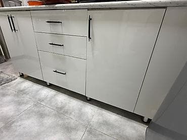 kuhna mebelleri: Ağ rəngli müasir mətbəx mebeli dəsti - Yuxarı və aşağı şkaflardan — 1