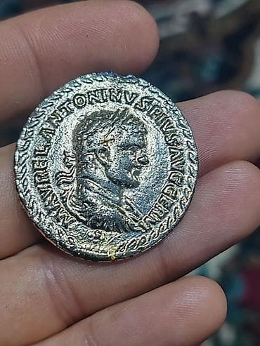 Roma temalı xatirə/kolleksiya sikkəsi - Ön üz: İmperator büstü – — 2