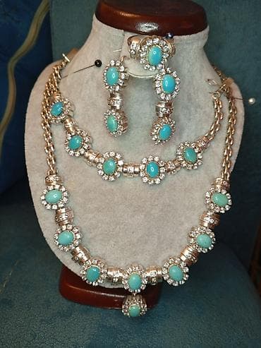 Dəstə daxildir: Boyunbağı