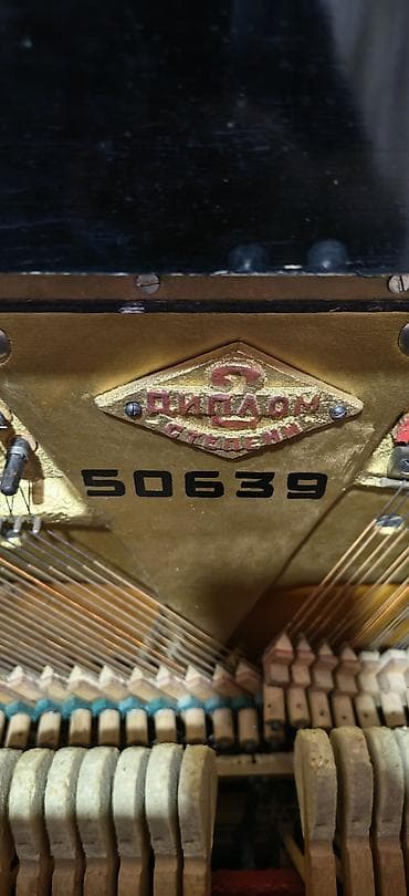 ağ piano: Şaquli pianino “Ukraina” (model “Чернигов” markalı mexanizm, daxildə — 3