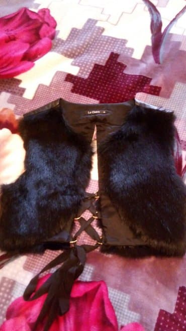 Dəstlər, kostyumlar: Tund goy qadin paltari. Eteyi kojadir. Uzerindeki jiletkasi cixir — 2