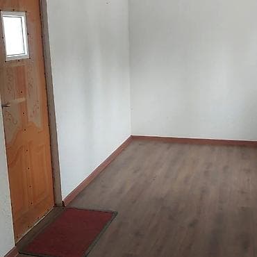 bakida kantener satisi: Ağ rəngli, tək otaqlı, pəncərəsi və taxta qapısı olan metal konteyner — 2