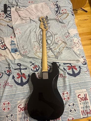 gitara tarnada: Elektrik bas gitar – Precision stili - Marka/model: Vester (baş — 2