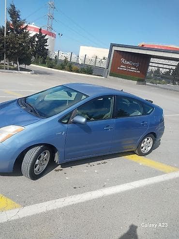Avtomobil alışı: Toyota Prius hibrid, mavi rəng. - Kuzov: hetçbek, 5 qapı - Yanacaq — 4