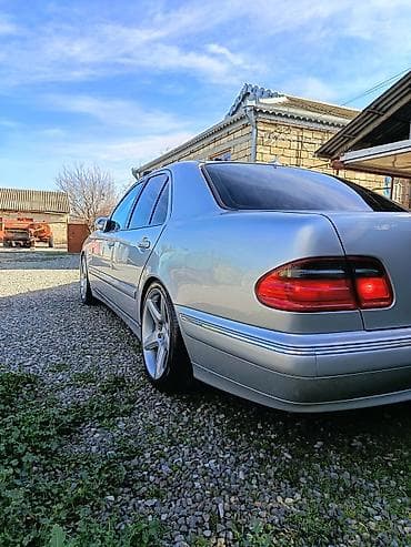 06 təkəri: Mercedes-Benz E 320: 3.2 l | 2000 il Sedan — 4