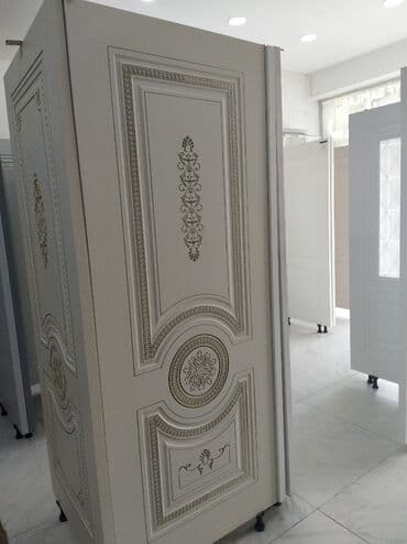 Çəngəllər: Ağ rəngdə, klassik üslubda hazırlanmış qapı. Üzərindəki qabartma — 1