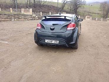 Hyundai Veloster — qara rəngli, idman üslublu hetçbek. Texniki və