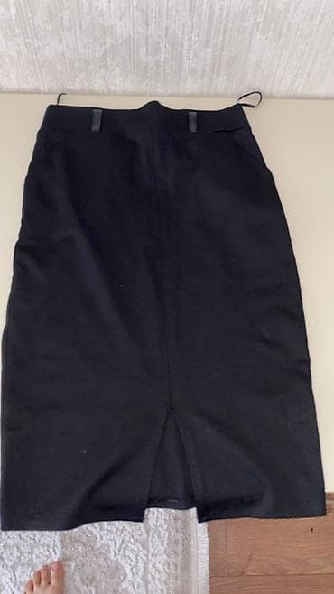 Qara qələm yubka - Rəng: klassik qara - Kəsim: qələm siluet, dizə