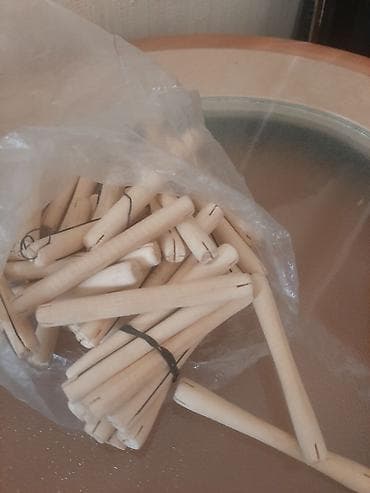 Divar kağızları, oboy: Taxta dübel çubuqları dəsti.Saç burma.Saçı buruq edir

- — 1