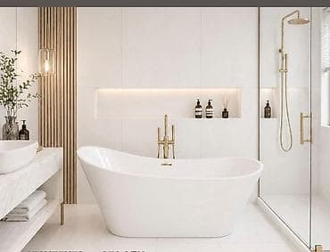 Minimalist üslubda azad dayanan vanna qabı və uyğunlaşdırılmış banyo