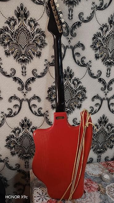 Məhsul: Sovet dövrü elektrik gitarası Xüsusiyyətlər: - Bədən