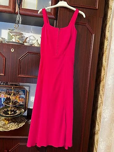 hundurdaban: Qadın paltarı – parlaq çəhrayı rəngdə, sadə və zərif dizayn. - Model — 1