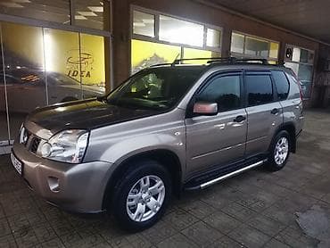 nisan juk: Nissan X-Trail model avtomobili. Açıq qəhvəyi rəngdə, dam relsləri ilə — 6
