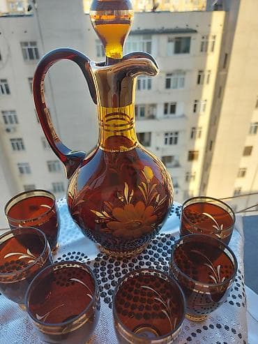 Qızılı naxışlı şüşə qrafin və stəkan dəsti - Tərkib: 1 qapaqlı qrafin — 4