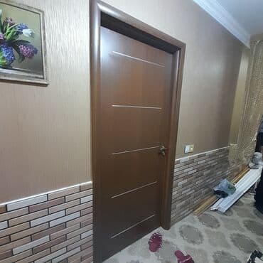 Ağac rəngində interyer qapısı - Minimalist dizayn: üfüqi metalik