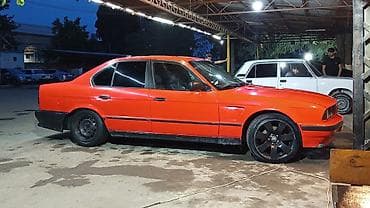 06 diskleri: BMW 5 Series E34 sedan – qırmızı rəng, 4 qapı, 1990‑cı illərin klassik — 3