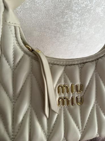 Miu Miu çiyin çantası – krem rəngli, yumşaq dəri fakturalı, rombvari — 2