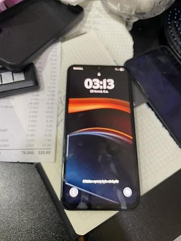 Android smartfon Xüsusiyyətlər: - Tam ekranlı ön panel, mərkəzdə ön