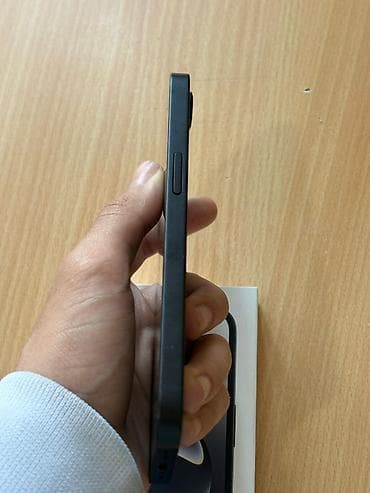 ipod classic 7: IPhone 16e, 128 GB, Qara, Zəmanət — 5