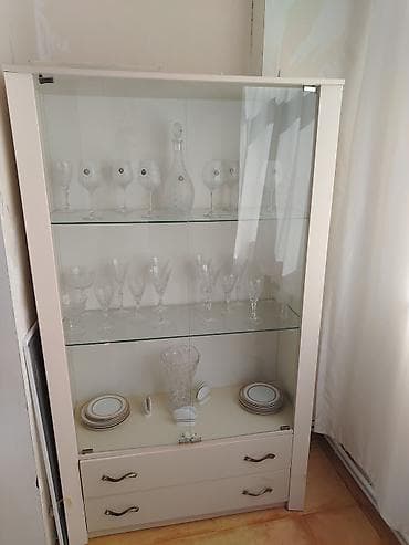 Şüşəli dolab vitrini