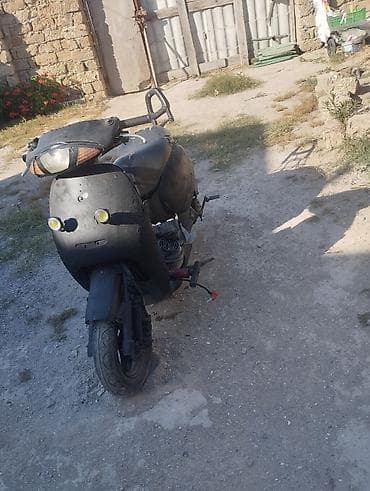 Nəqliyyat: Şəhər daxili rahat hərəkət üçün kompakt benzinli skuter. - Korpus — 2