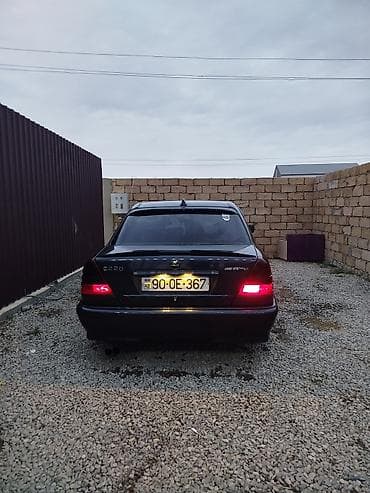 Mercedes-Benz 220: 2.2 l | 1998 il Sedan