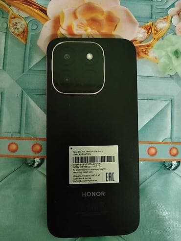 Smartfon - Ekran: tam ekran, damcı formalı ön kamera kəsiyi olan