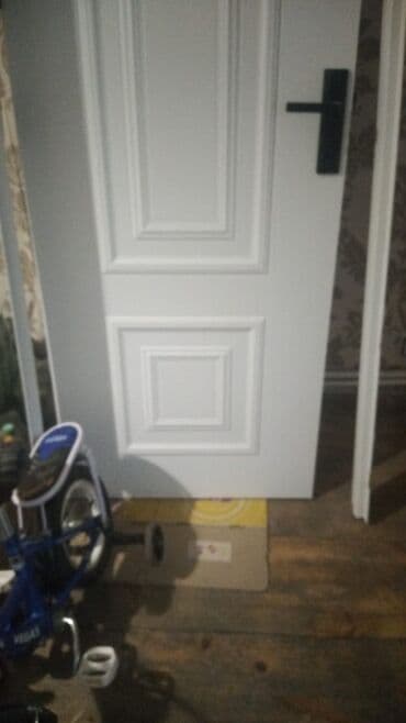 metbex qapilari: Ağ rəngli interyer qapısı dəsti - Klassik relyef panelli dizayn — 4