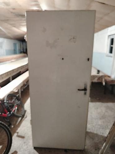 qapi tutacaqi: Metall qapı, açıq krem/ağ rəngdə. - Material: polad/metal lövhə, ağır — 2