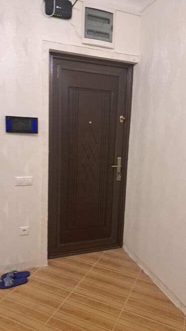 сейфовая входная дверь: Bu metal giriş qapısı möhkəm konstruksiyası və tünd rəngi ilə hər cür — 4