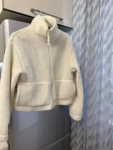 Ağ rəngli, yumşaq “teddy/fleece” materialdan qadın jaketi. - Tam ön
