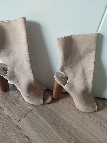 krosofka: İdman ayaqqabısı və zərif bot dəsti - Model: Adidas Yeezy 700 — 5