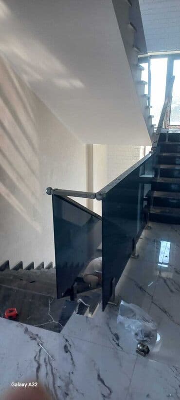 şüşe: Şüşə panellərdən ibarət müasir pilləkən məhəccəri. Məhəccər — 3