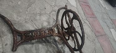 Köhnə mexaniki tikiş maşını və dəmir pedallı ayaqaltı dəst - Tərkib