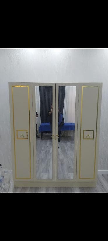 paltar dolab: Dördkapılı paltar şkafı - Rəng: krem/bej tonlarında, qızılı dekor — 3