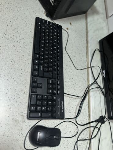 Masaüstü kompüterlər və iş stansiyaları: Ofis və ya ev istifadəsi üçün nəzərdə tutulmuş qara rəngli stolüstü — 4