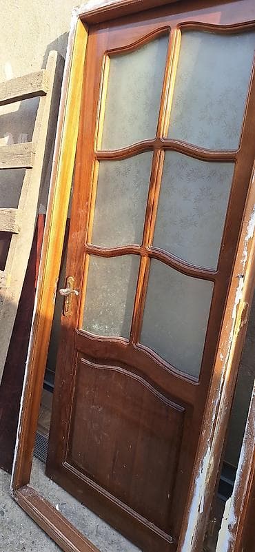 Taxta şüşəli qapılar - Material: təbii ağac (qəhvəyi ton), laklı səth