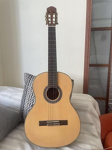 Yeni başlayanlar üçün 6 simli klassik gitara, tam işlək vəziyyətdədir lalafo.az -da Yeni başlayanlar üçün 6 simli klassik gitara, tam işlək vəziyyətdədir