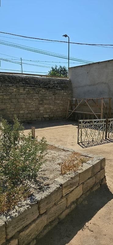 basavik satisi: Torpaq sahəsi və həyət evi üçün geniş həyət - Daş hasarla tam — 1