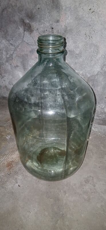 Quruducular: Şüşə damacanalar – 2 ədəd - Həcm: təxminən 18–20 litr (iri ölçülü — 2