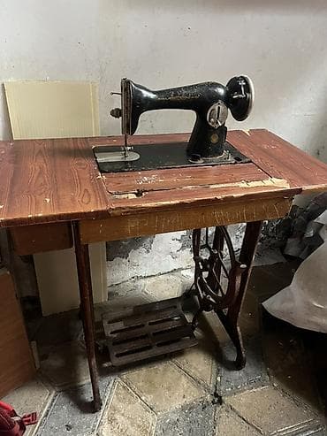 qədim sikkələr: Antik mexaniki tikiş maşını – ayaqla pedallı, masaüstü model.işləkdir — 3