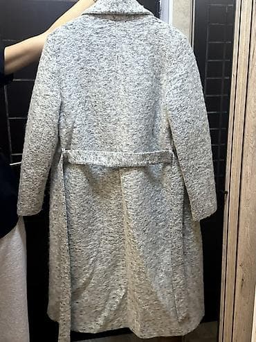 Paltolar: Qadın palto – boz (melanj) rəngdə, uzun kəsim. işlənmişdir, bir neçə — 2